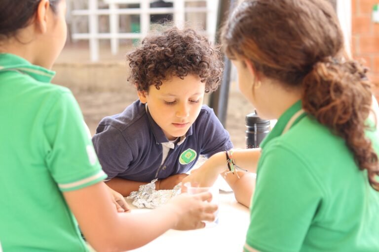 Explorando el Principio de Arquímedes en 4to Grado.